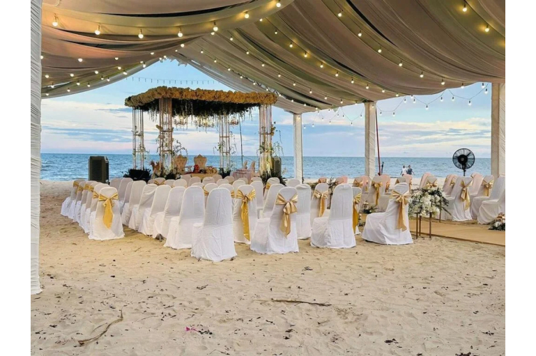 Coastal Chic: Beach Wedding Decor Ideas for June